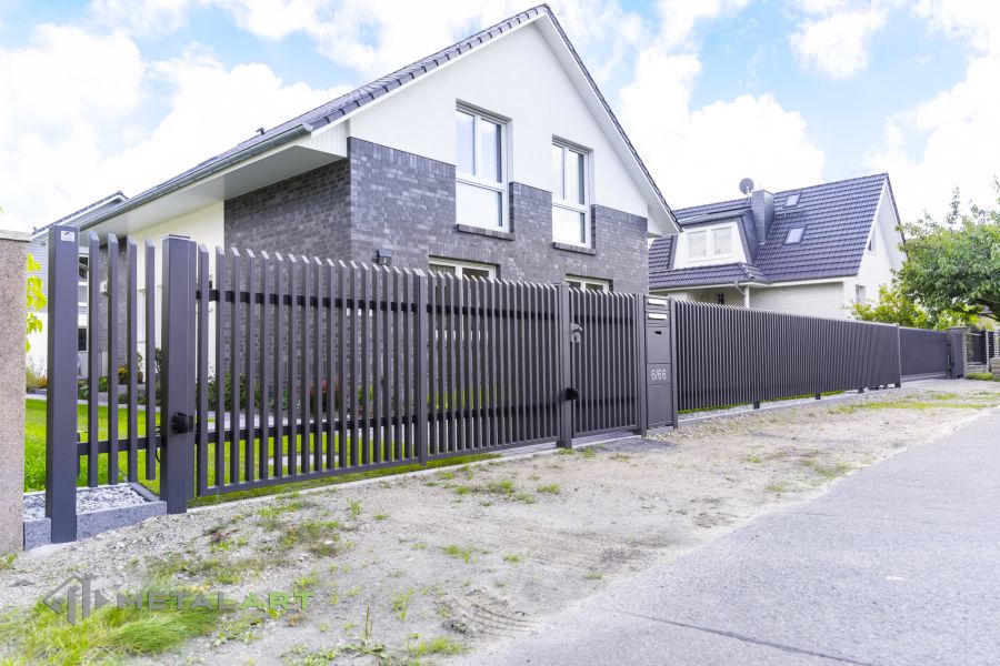 Zaunprojekt mit Schiebetor mit integrierter Pforte, Zaunportfolio, moderne Zäune, Zaunanlage Projekt, Zaun Metal Art, Zäune aus Polen, Zaun Berlin, Zaun günstig kaufen, Zäune und Tore