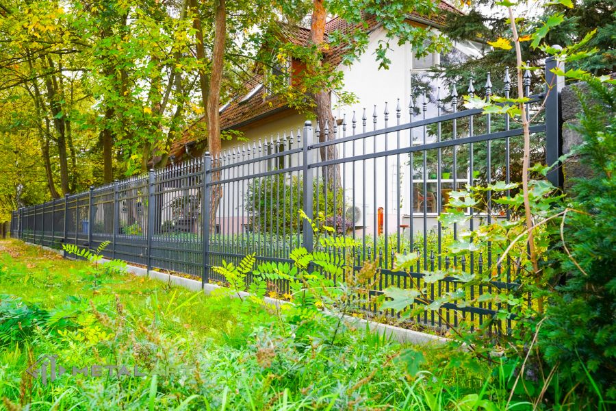 Zaunprojekt, Zaunportfolio, Zaunmuster, Schmiedezaun, Schmiedezäune, Zaunanlage Projekt, Zaun Metal Art, Zäune aus Polen, Zaun Berlin, Zaun günstig kaufen, Zäune und Tore, klassische Zäune, Gartenzaun, Gartenzäune