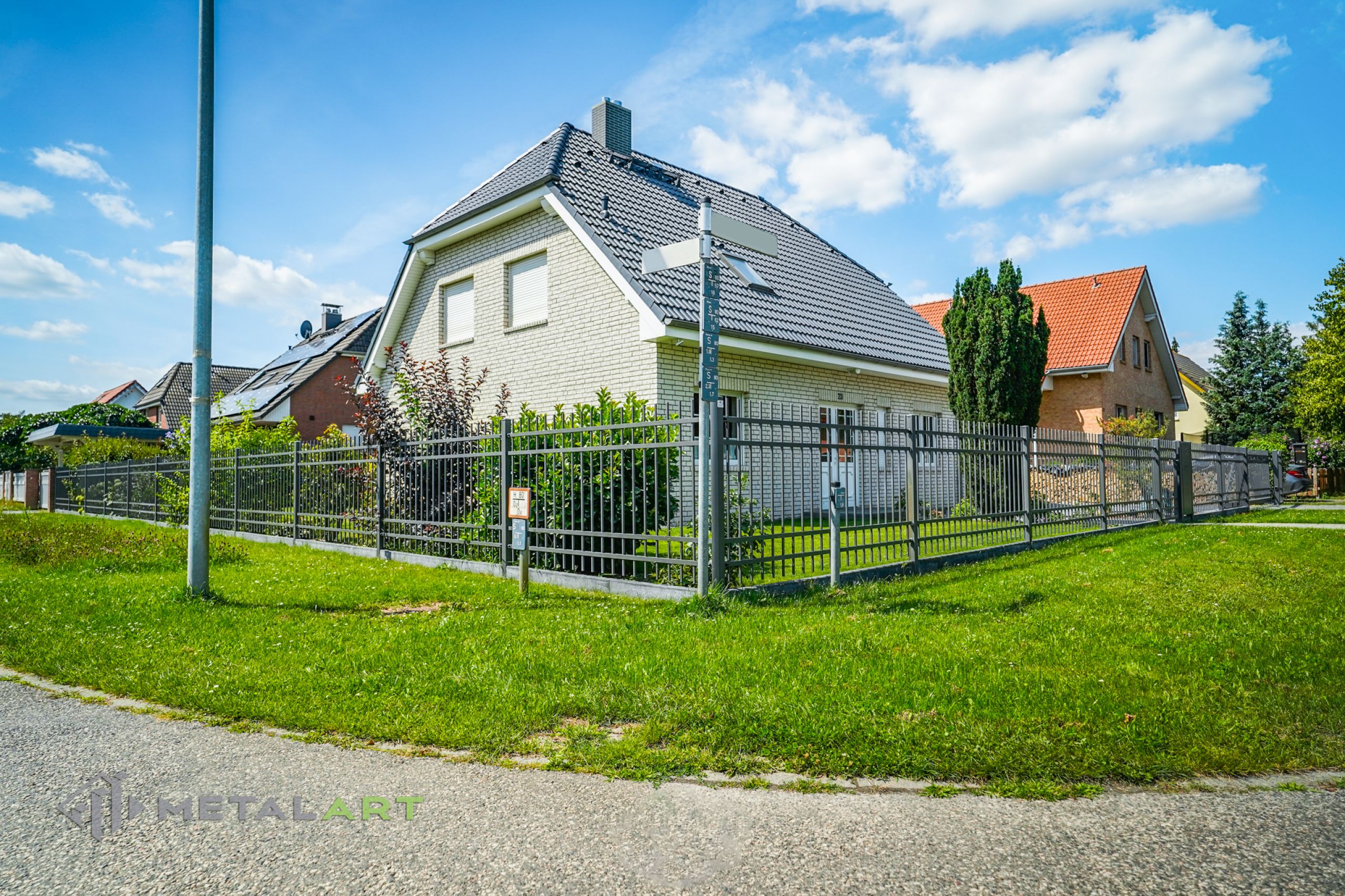 Zaunprojekt, Zaunportfolio, Zaunmuster, Schmiedezaun, Schmiedezäune, Zaunanlage Projekt, Zaun Metal Art, Zäune aus Polen, Zaun Berlin, Zaun günstig kaufen, Zäune und Tore, klassische Zäune, Gartenzaun, Gartenzäune