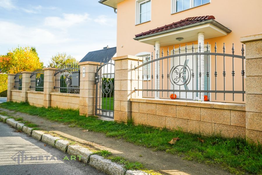 Schmuckzaun, Ornament im Zaun, Zaunprojekt, Schmiedezaun, Zaunanlage in Welle, Zaun Metal Art, Zäune aus Polen, Zaun Berlin, Zäune und Tore, klassische Zäune, Schmuckzäune, Gartenzaun