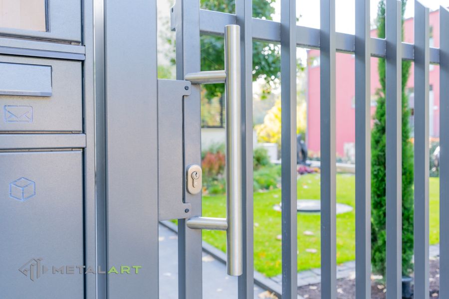 Moderne Zaunanlage mit Schiebetor, Zaunprojekt, Zaunportfolio, moderne Zäune, Zaunanlage Projekt, Zaun Metal Art, Zäune aus Polen, Zaun Berlin, Zaun günstig kaufen, Zäune und Tore