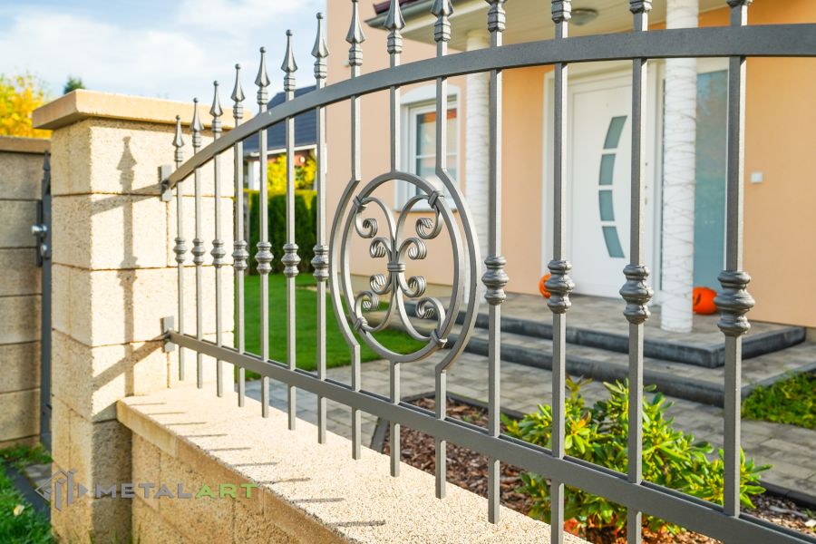 Schmuckzaun, Ornament im Zaun, Zaunprojekt, Schmiedezaun, Zaunanlage in Welle, Zaun Metal Art, Zäune aus Polen, Zaun Berlin, Zäune und Tore, klassische Zäune, Schmuckzäune, Gartenzaun