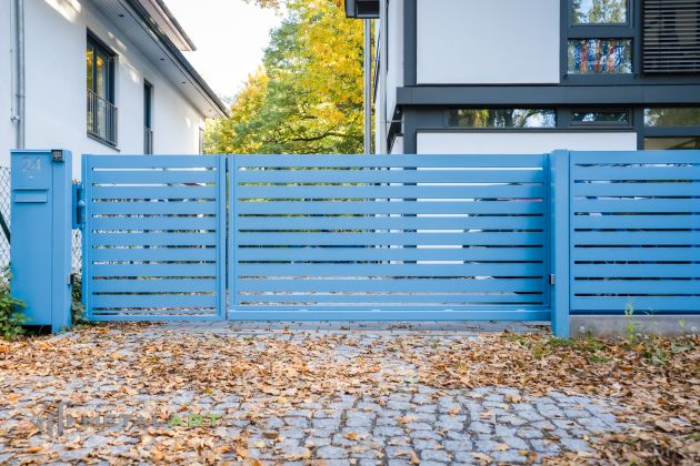 Schiebetore mit integrierter Pforte, moderne Zaunanlage, Sichtschutzzaun