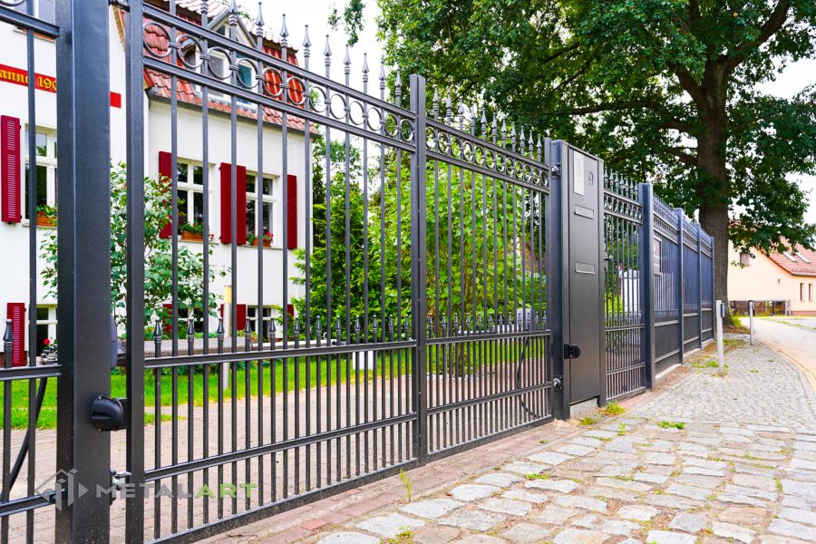 Zaunprojekt, Zaunportfolio, Zaunmuster, Schmiedezaun, Schmiedezäune, Zaunanlage Projekt, Zaun Metal Art, Zäune aus Polen, Zaun Berlin, Zaun günstig kaufen, Zäune und Tore, klassische Zäune, Schmuckzaun, Schmuckzäune, Gartenzaun, Gartenzäune