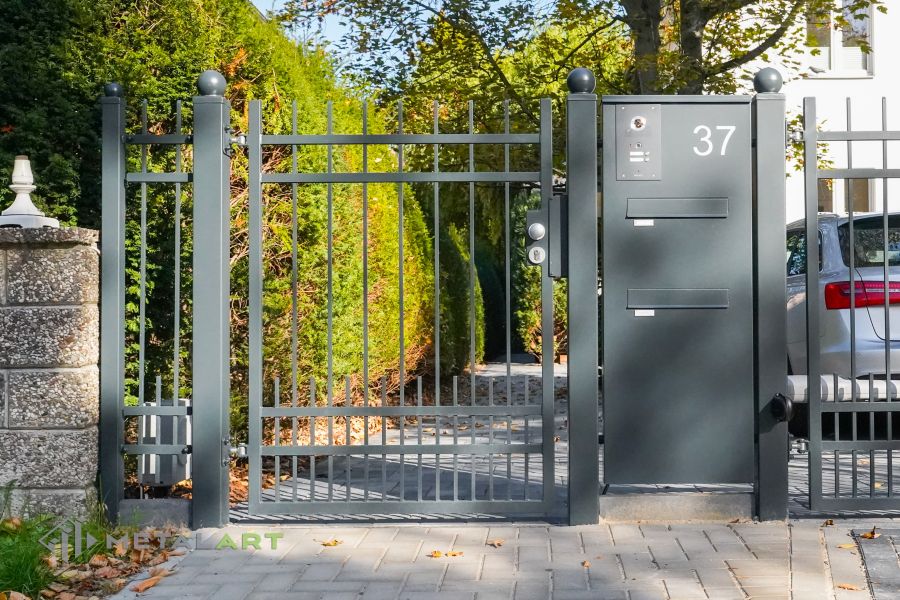 klassischer Zaun, Zaunprojekt, Zaunportfolio, Zaunmuster, Schmiedezaun, Schmiedezäune, Zaunanlage Projekt, Zaun Metal Art, Zäune aus Polen, Zaun Berlin, Zaun günstig kaufen, Zäune und Tore, klassische Zäune, Gartenzaun, Gartenzäune