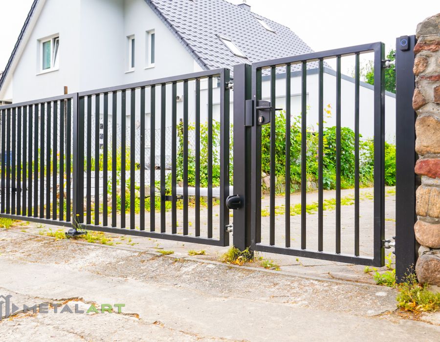 Zaunprojekt, Zaunportfolio, Zaunmuster, Schmiedezaun, Schmiedezäune, Zaunanlage Projekt, Zaun Metal Art, Zäune aus Polen, Zaun Berlin, Zaun günstig kaufen, Zäune und Tore, klassische Zäune, Gartenzaun, Gartenzäune