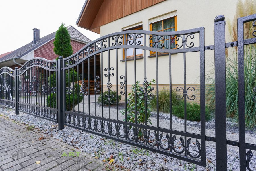 Schmuckzaun, Ornament im Zaun, Zaunprojekt, Schmiedezaun, Zaunanlage in Welle, Zaun Metal Art, Zäune aus Polen, Zaun Berlin, Zäune und Tore, klassische Zäune, Schmuckzäune, Gartenzaun