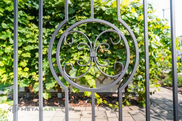 Ornament im Zaun, Zaunprojekt, Schmiedezaun, Zaunanlage in Welle, Zaun Metal Art, Zäune aus Polen, Zaun Berlin