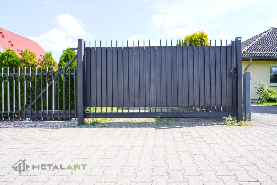 Zaunprojekt mit Schiebetor mit integrierter Pforte, Zaunportfolio, moderne Zäune, Zaunanlage Projekt, Zaun Metal Art, Zäune aus Polen, Zaun Berlin, Zaun günstig kaufen, Zäune und Tore