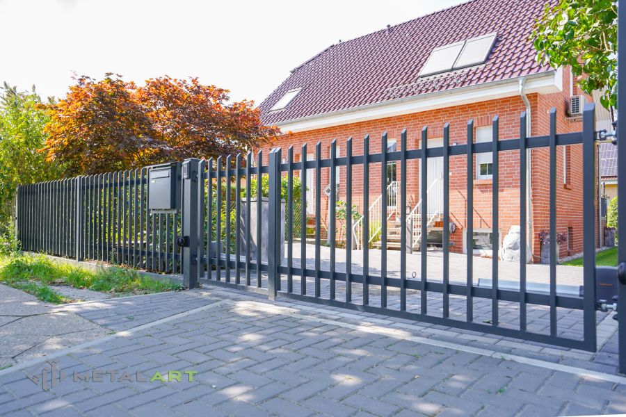 Zaunprojekt mit Schiebetor mit integrierter Pforte, Zaunportfolio, moderne Zäune, Zaunanlage Projekt, Zaun Metal Art, Zäune aus Polen, Zaun Berlin, Zaun günstig kaufen, Zäune und Tore