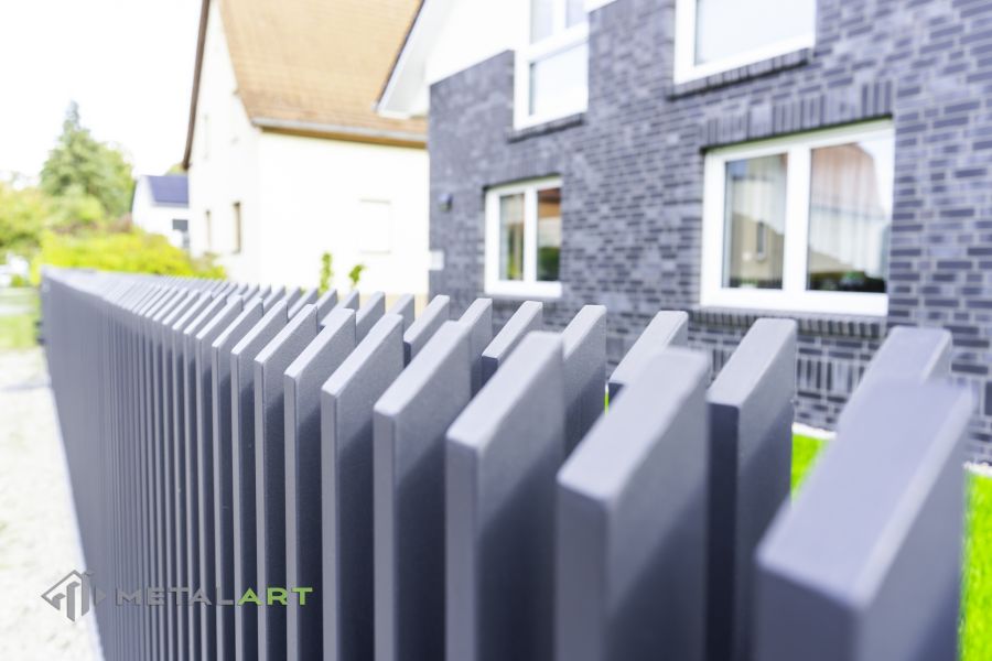Zaunprojekt mit Schiebetor mit integrierter Pforte, Zaunportfolio, moderne Zäune, Zaunanlage Projekt, Zaun Metal Art, Zäune aus Polen, Zaun Berlin, Zaun günstig kaufen, Zäune und Tore