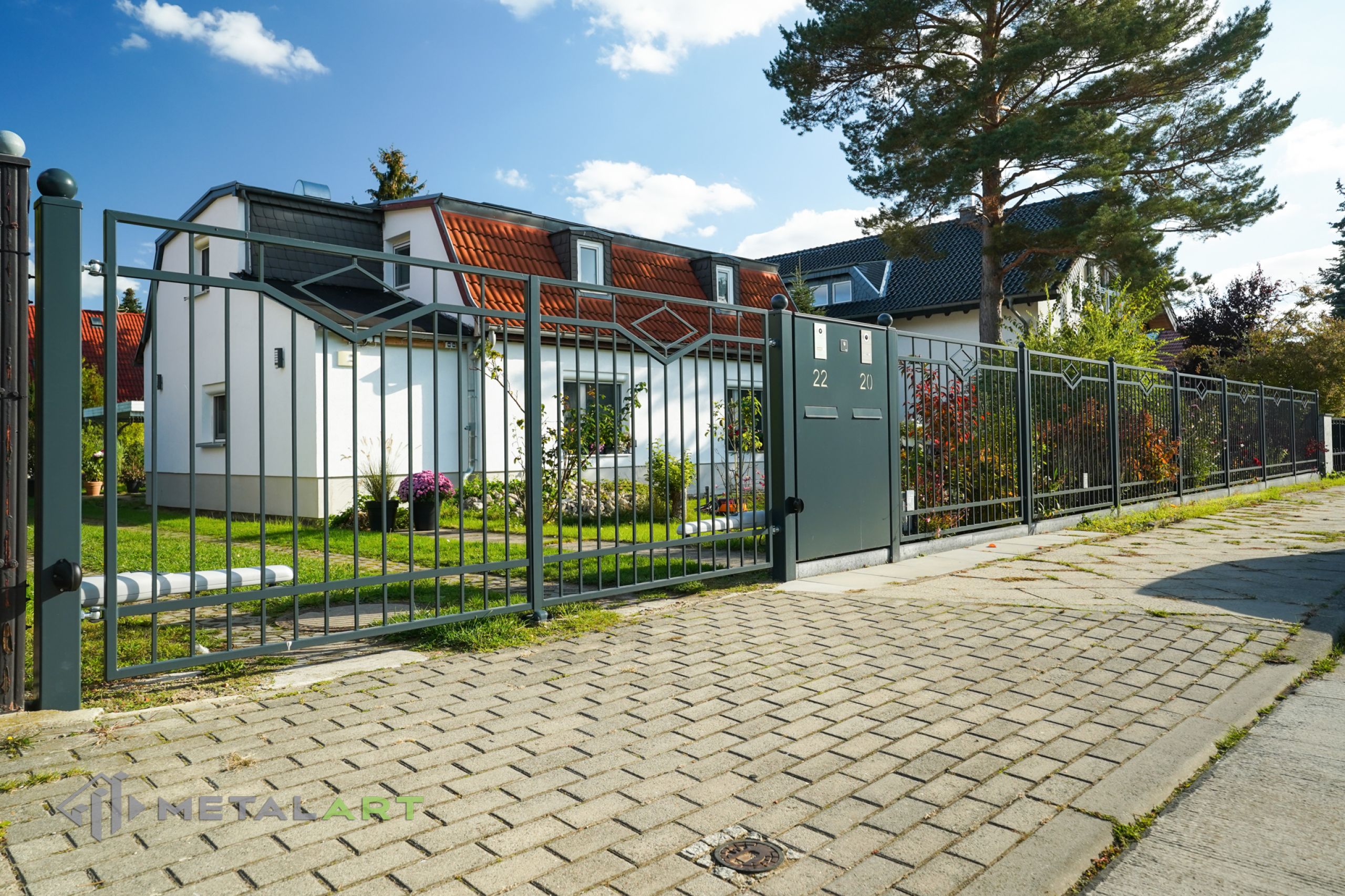 Rahmenzaun, Zaunprojekt, Zaunportfolio, Zaunmuster, Schmiedezaun, Schmiedezäune, Zaunanlage Projekt, Zaun Metal Art, Zäune aus Polen, Zaun Berlin, Zaun günstig kaufen, Zäune und Tore, klassische Zäune, Gartenzaun, Gartenzäune