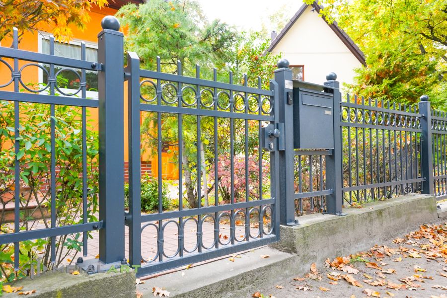 Zaunprojekt, Zaunportfolio, Zaunmuster, Schmiedezaun, Schmiedezäune, Zaunanlage Projekt, Zaun Metal Art, Zäune aus Polen, Zaun Berlin, Zaun günstig kaufen, Zäune und Tore, klassische Zäune, Gartenzaun, Gartenzäune