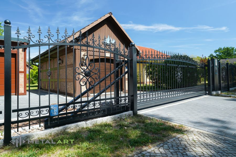Ornament im Zaun, Zaunprojekt, Schmiedezaun, Zaunanlage in Welle, Zaun Metal Art, Zäune aus Polen, Zaun Berlin, Zäune und Tore, klassische Zäune, Schmuckzäune, Gartenzaun