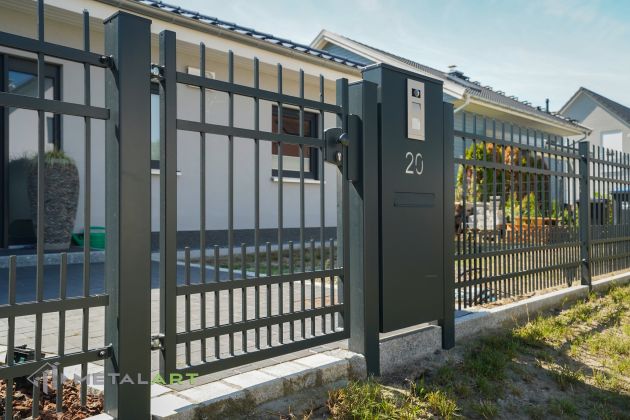 Zaunprojekt, Zaunportfolio, Zaunmuster, Schmiedezaun, Schmiedezäune, Zaunanlage Projekt, Zaun Metal Art, Zäune aus Polen, Zaun Berlin, Zaun günstig kaufen, Zäune und Tore, klassische Zäune, Gartenzaun, Gartenzäune