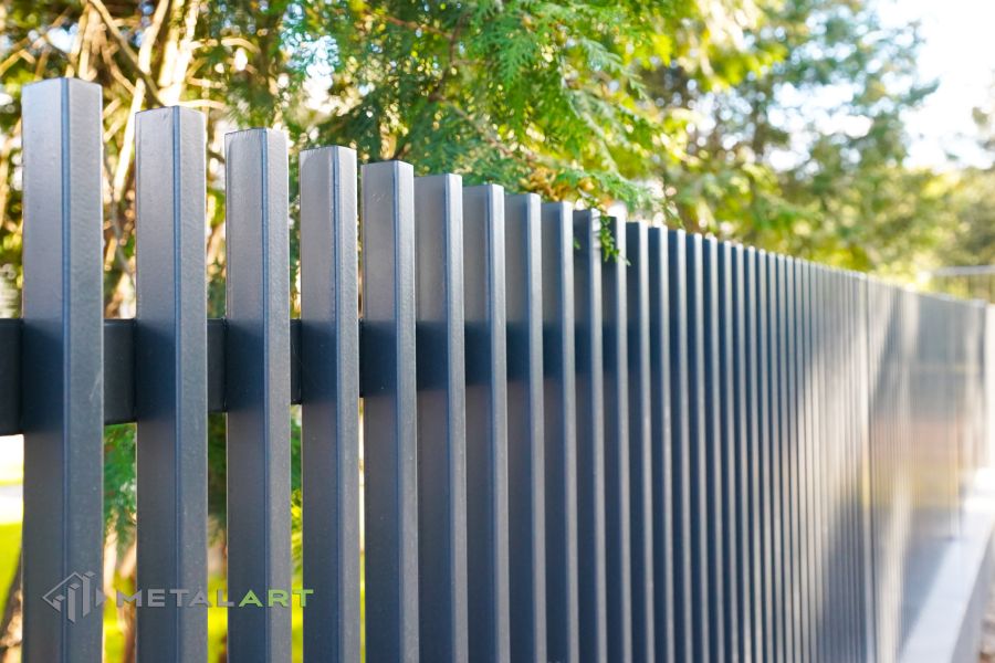 Zaunprojekt mit Schiebetor mit integrierter Pforte, Zaunportfolio, moderne Zäune, Zaunanlage Projekt, Zaun Metal Art, Zäune aus Polen, Zaun Berlin, Zaun günstig kaufen, Zäune und Tore