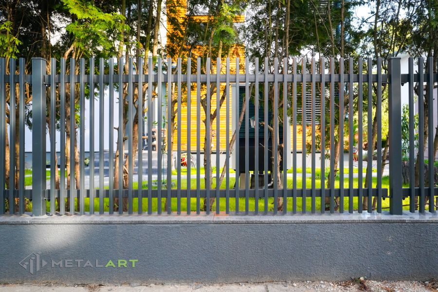 Zaunprojekt mit Schiebetor mit integrierter Pforte, Zaunportfolio, moderne Zäune, Zaunanlage Projekt, Zaun Metal Art, Zäune aus Polen, Zaun Berlin, Zaun günstig kaufen, Zäune und Tore