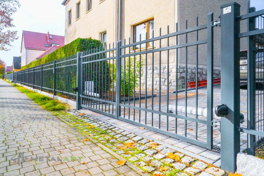 Zaunprojekt, Zaunportfolio, Zaunmuster, Schmiedezaun, Schmiedezäune, Zaunanlage Projekt, Zaun Metal Art, Zäune aus Polen, Zaun Berlin, Zaun günstig kaufen, Zäune und Tore, klassische Zäune, Gartenzaun, Gartenzäune