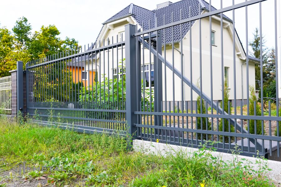 Zaunanlage mit dem Schiebetor und Doppelflügeltor, Klassische Zäune, Zaunprojekt von MetalArt, Maßgeschneidert, Metallzäune, Zaunanlage mit asymmetrischem Doppelflügeltor