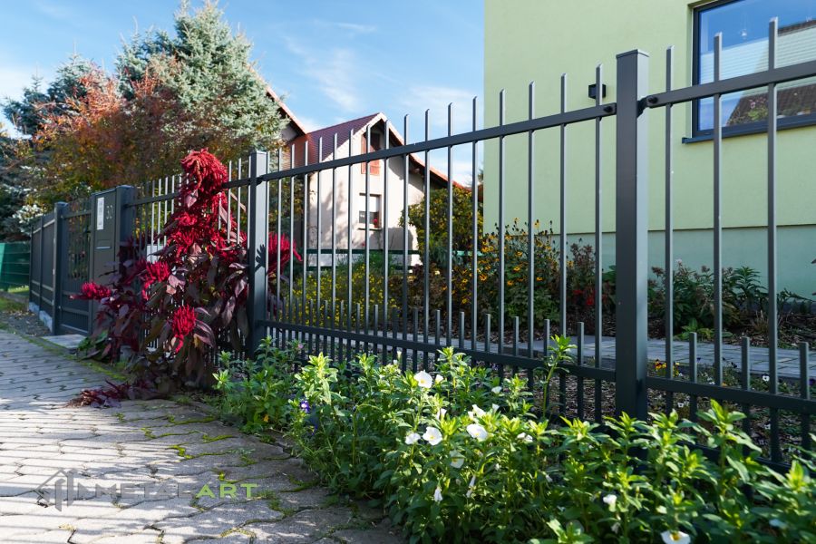 Zaunprojekt, Zaunportfolio, Zaunmuster, Schmiedezaun, Schmiedezäune, Zaunanlage Projekt, Zaun Metal Art, Zäune aus Polen, Zaun Berlin, Zaun günstig kaufen, Zäune und Tore, klassische Zäune, Gartenzaun, Gartenzäune