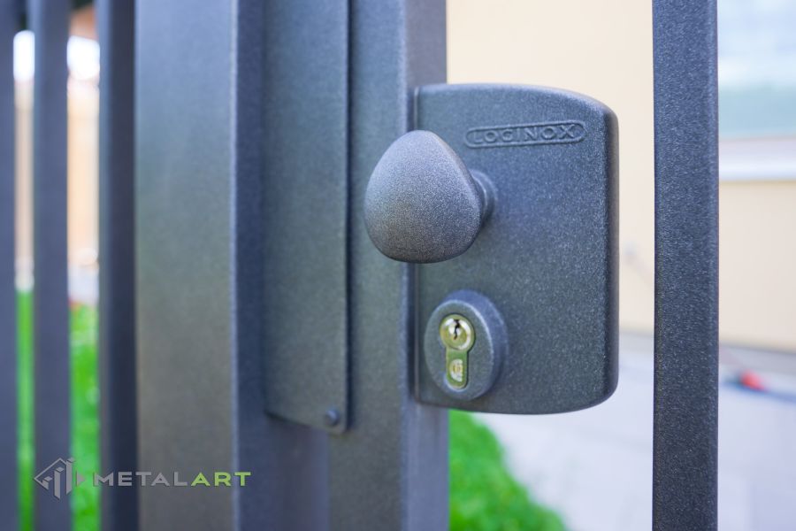 Zaunprojekt mit Schiebetor mit integrierter Pforte, Zaunportfolio, moderne Zäune, Zaunanlage Projekt, Zaun Metal Art, Zäune aus Polen, Zaun Berlin, Zaun günstig kaufen, Zäune und Tore