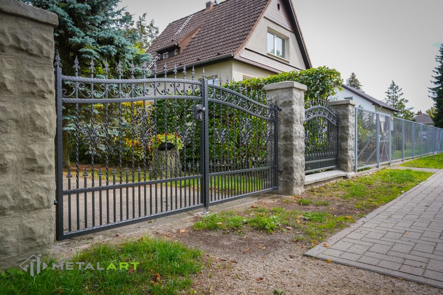 Schmuckzaun, Ornament im Zaun, Zaunprojekt, Schmiedezaun, Zaunanlage in Welle, Zaun Metal Art, Zäune aus Polen, Zaun Berlin, Zäune und Tore, klassische Zäune, Schmuckzäune, Gartenzaun