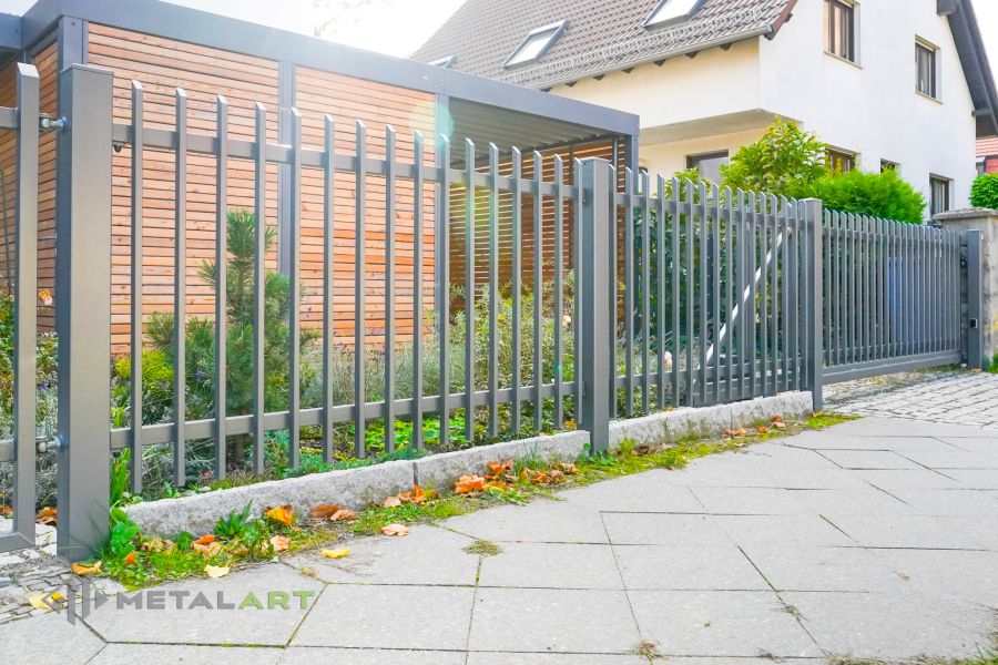 Zaunprojekt mit Schiebetor mit integrierter Pforte, Zaunportfolio, moderne Zäune, Zaunanlage Projekt, Zaun Metal Art, Zäune aus Polen, Zaun Berlin, Zaun günstig kaufen, Zäune und Tore