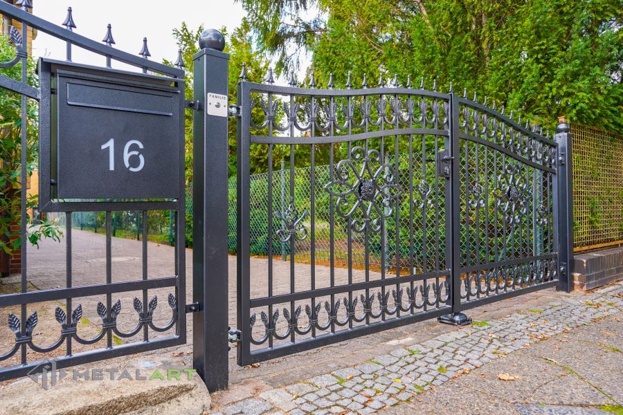 Ornament im Zaun, Zaunprojekt, Schmiedezaun, Zaunanlage in Welle, Zaun Metal Art, Zäune aus Polen, Zaun Berlin, Zäune und Tore, klassische Zäune, Schmuckzäune, Gartenzaun