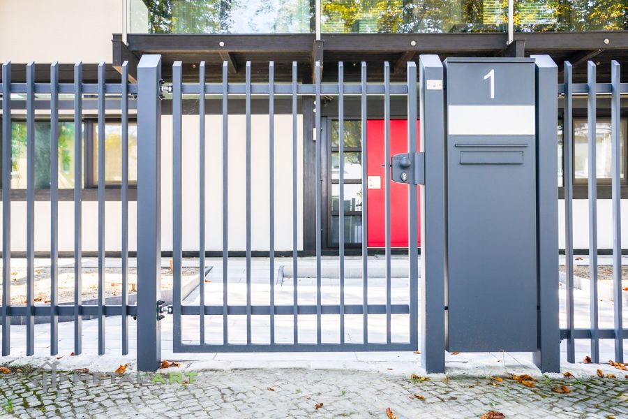 Zaunprojekt mit Schiebetor mit integrierter Pforte, Zaunportfolio, moderne Zäune, Zaunanlage Projekt, Zaun Metal Art, Zäune aus Polen, Zaun Berlin, Zaun günstig kaufen, Zäune und Tore