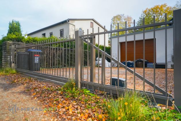 Schiebetor, Tor, Tore, Zaunprojekt, Zaunportfolio, Zaunmuster, Schmiedezaun, Schmiedezäune, Zaunanlage Projekt, Zaun Metal Art, Zäune aus Polen, Zaun Berlin, Zaun günstig kaufen, Zäune und Tore, klassische Zäune, Gartenzaun, Gartenzäune