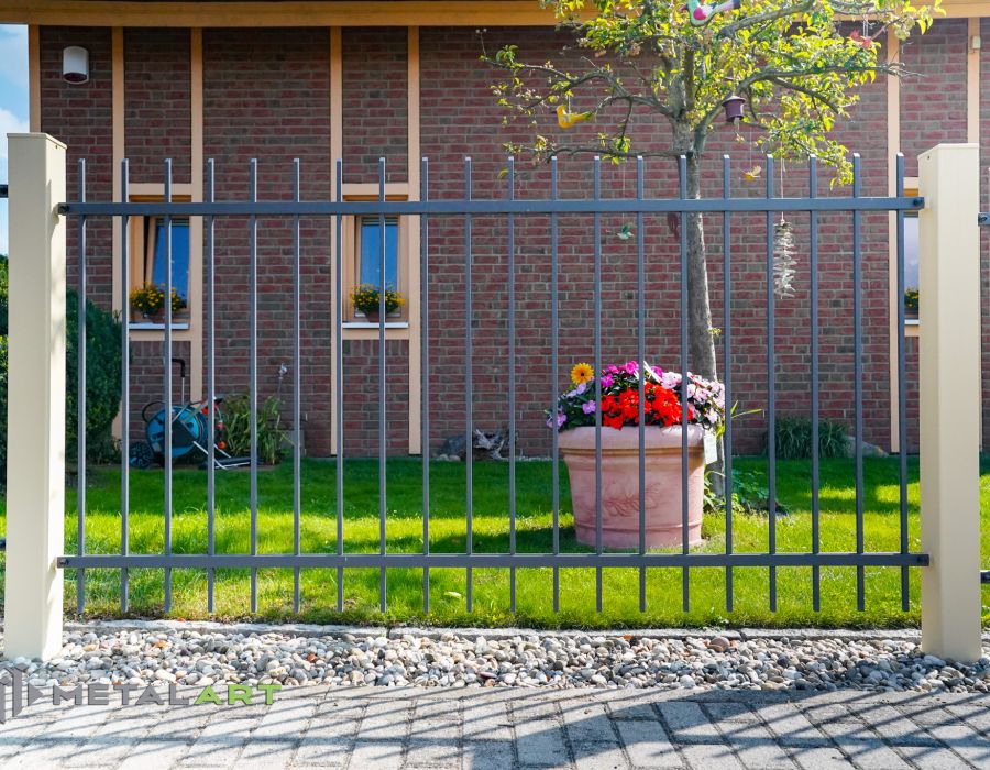 Zaunprojekt, Zaunportfolio, Zaunmuster, Schmiedezaun, Schmiedezäune, Zaunanlage Projekt, Zaun Metal Art, Zäune aus Polen, Zaun Berlin, Zaun günstig kaufen, Zäune und Tore, klassische Zäune, Gartenzaun, Gartenzäune