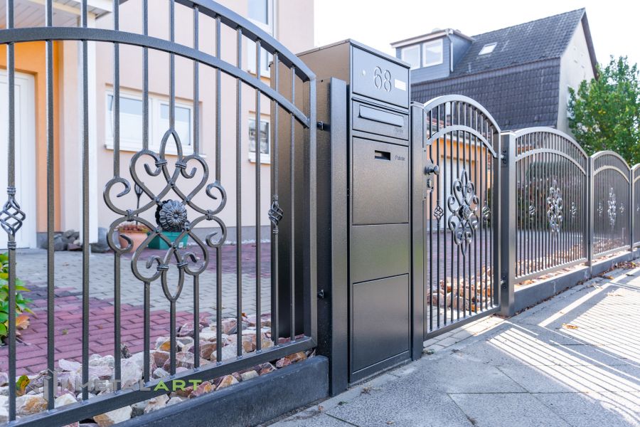 Ornament im Zaun, Zaunprojekt, Schmiedezaun, Zaunanlage in Welle, Zaun Metal Art, Zäune aus Polen, Zaun Berlin, Zäune und Tore, klassische Zäune, Schmuckzäune, Gartenzaun