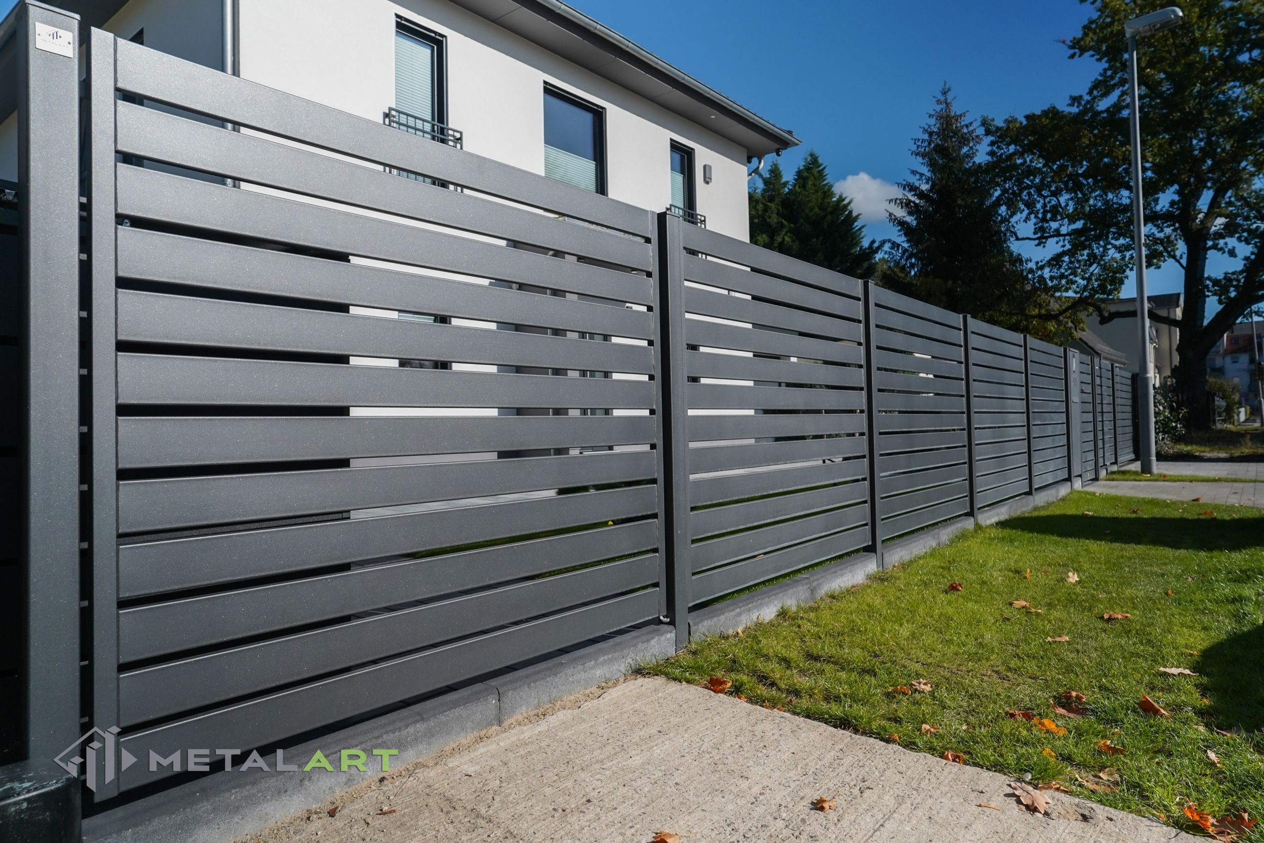 Zaunanlage modern, Briefkasten 