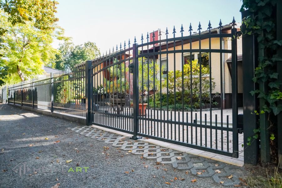 Zaunprojekt, Zaunportfolio, Zaunmuster, Schmiedezaun, Schmiedezäune, Zaunanlage Projekt, Zaun Metal Art, Zäune aus Polen, Zaun Berlin, Zaun günstig kaufen, Zäune und Tore, klassische Zäune, Gartenzaun, Gartenzäune