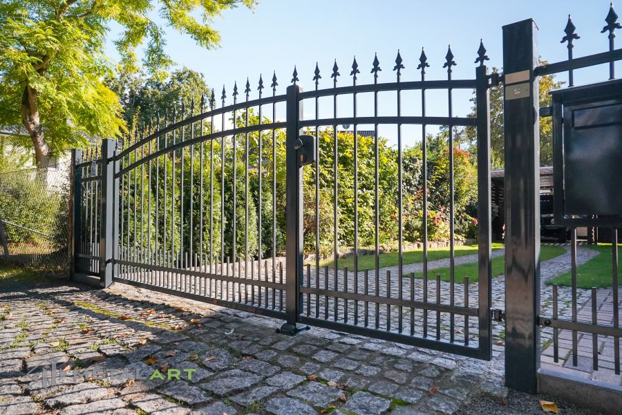 Zaunprojekt, Zaunportfolio, Zaunmuster, Schmiedezaun, Schmiedezäune, Zaunanlage Projekt, Zaun Metal Art, Zäune aus Polen, Zaun Berlin, Zaun günstig kaufen, Zäune und Tore, klassische Zäune, Gartenzaun, Gartenzäune