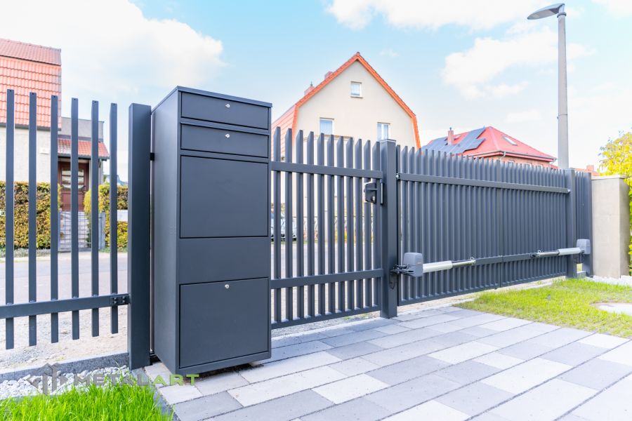 Zaunprojekt mit Schiebetor mit integrierter Pforte, Zaunportfolio, moderne Zäune, Zaunanlage Projekt, Zaun Metal Art, Zäune aus Polen, Zaun Berlin, Zaun günstig kaufen, Zäune und Tore