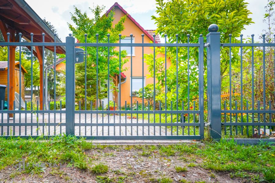 Zaunprojekt, Zaunportfolio, Zaunmuster, Schmiedezaun, Schmiedezäune, Zaunanlage Projekt, Zaun Metal Art, Zäune aus Polen, Zaun Berlin, Zaun günstig kaufen, Zäune und Tore, klassische Zäune, Gartenzaun, Gartenzäune