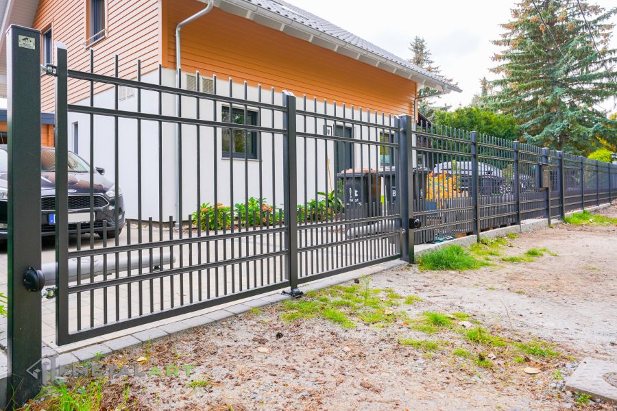 klassischer Zaun, Zaunprojekt, Zaun Metal Art, Zäune aus Polen, Zaun Berlin, Zaun günstig kaufen, Zäune und Tore, klassische Zäune, Gartenzaun, Gartenzäune