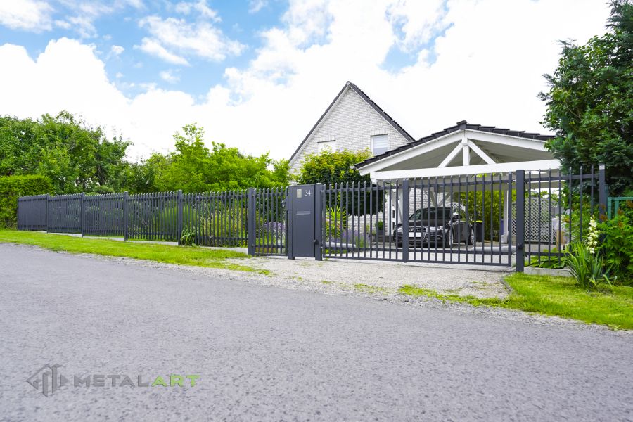 Zaunprojekt mit Schiebetor mit integrierter Pforte, Zaunportfolio, moderne Zäune, Zaunanlage Projekt, Zaun Metal Art, Zäune aus Polen, Zaun Berlin, Zaun günstig kaufen, Zäune und Tore