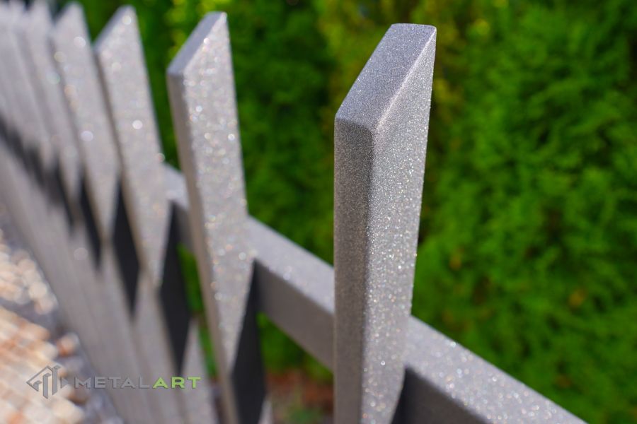 Zaunprojekt mit Schiebetor mit integrierter Pforte, Zaunportfolio, moderne Zäune, Zaunanlage Projekt, Zaun Metal Art, Zäune aus Polen, Zaun Berlin, Zaun günstig kaufen, Zäune und Tore