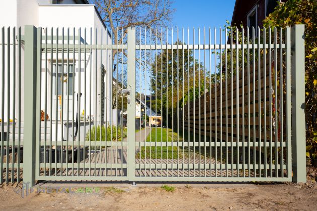 Asymmetrisches Doppelflügeltor, Zaunprojekt, Zaunportfolio, Zaunmuster, moderne Zäune, Zaunanlage Projekt, Zaun Metal Art, Zäune aus Polen, Zaun Berlin, Zaun günstig kaufen, Zäune und Tore
