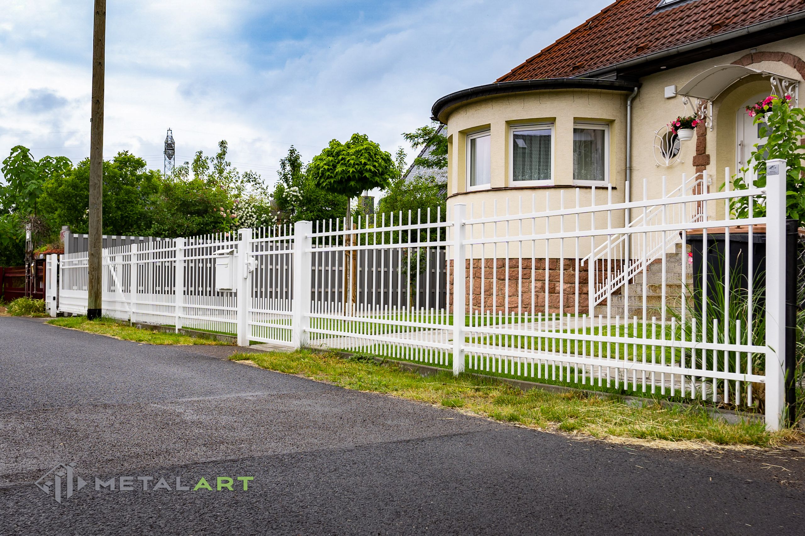 Zaunprojekt, Zaunportfolio, Zaunmuster, Schmiedezaun, Schmiedezäune, Zaunanlage Projekt, Zaun Metal Art, Zäune aus Polen, Zaun Berlin, Zaun günstig kaufen, Zäune und Tore, klassische Zäune, Gartenzaun, Gartenzäune