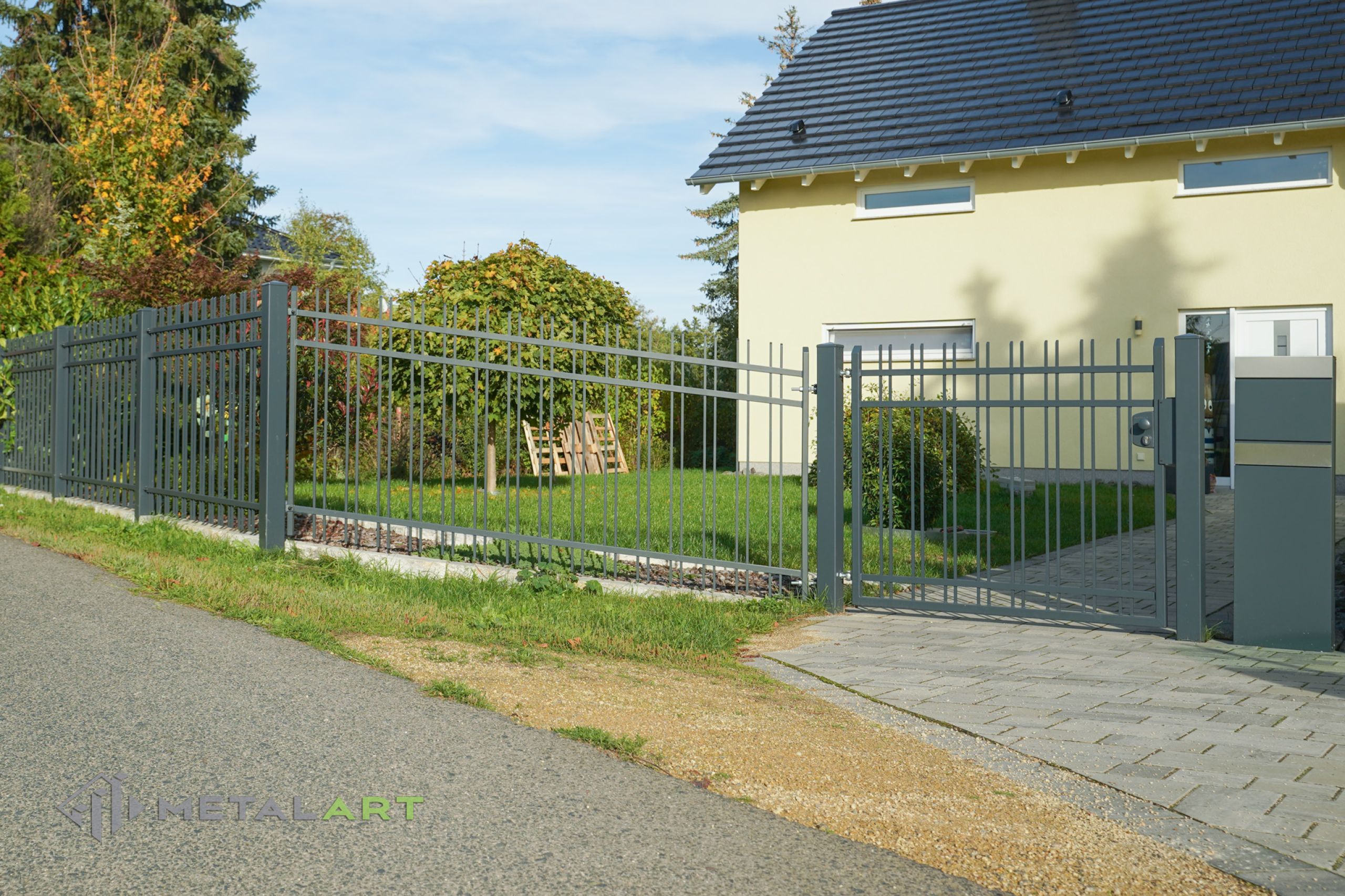 Zaunprojekt, Zaunportfolio, Zaunmuster, Schmiedezaun, Schmiedezäune, Zaunanlage Projekt, Zaun Metal Art, Zäune aus Polen, Zaun Berlin, Zaun günstig kaufen, Zäune und Tore, klassische Zäune, Gartenzaun, Gartenzäune