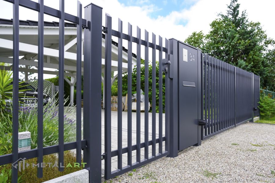 Zaunprojekt mit Schiebetor mit integrierter Pforte, Zaunportfolio, moderne Zäune, Zaunanlage Projekt, Zaun Metal Art, Zäune aus Polen, Zaun Berlin, Zaun günstig kaufen, Zäune und Tore