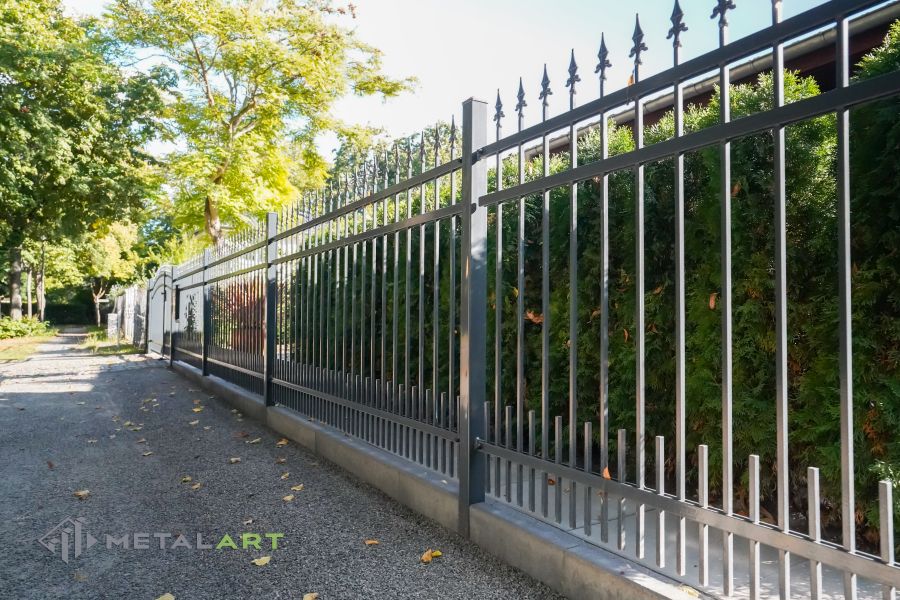Zaunprojekt, Zaunportfolio, Zaunmuster, Schmiedezaun, Schmiedezäune, Zaunanlage Projekt, Zaun Metal Art, Zäune aus Polen, Zaun Berlin, Zaun günstig kaufen, Zäune und Tore, klassische Zäune, Gartenzaun, Gartenzäune