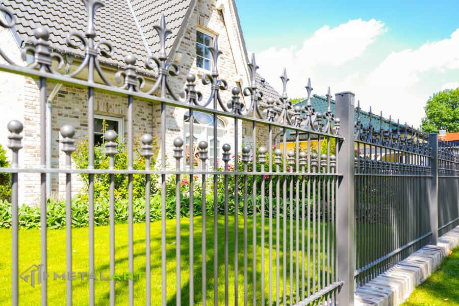 Der klassische Zaun, Zaunprojekt, Zaunportfolio, Zaunmuster, Schmiedezaun, Schmiedezäune, Zaunanlage Projekt, Zaun Metal Art, Zäune aus Polen, Zaun Berlin, Zaun günstig kaufen, Zäune und Tore, klassische Zäune, Gartenzaun, Gartenzäune