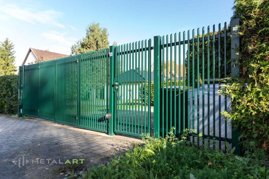 Zaunprojekt mit Schiebetor mit integrierter Pforte, Zaunportfolio, moderne Zäune, Zaunanlage Projekt, Zaun Metal Art, Zäune aus Polen, Zaun Berlin, Zaun günstig kaufen, Zäune und Tore