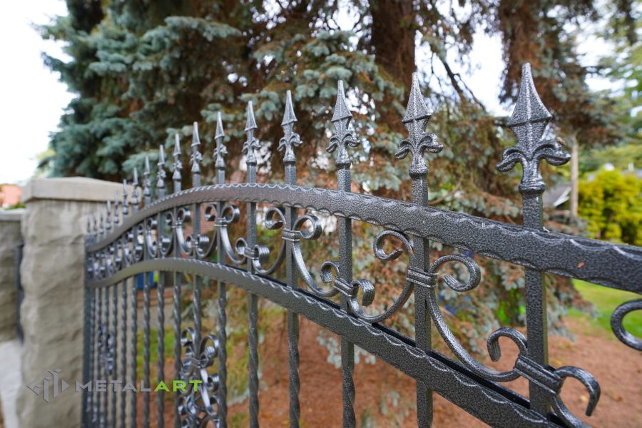 Schmuckzaun, Ornament im Zaun, Zaunprojekt, Schmiedezaun, Zaunanlage in Welle, Zaun Metal Art, Zäune aus Polen, Zaun Berlin, Zäune und Tore, klassische Zäune, Schmuckzäune, Gartenzaun