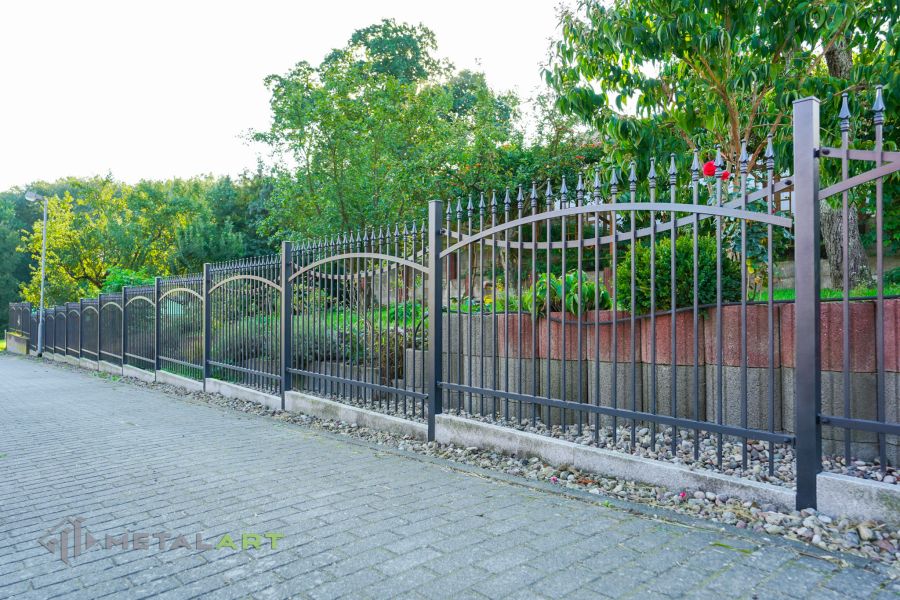 Ornament im Zaun, Zaunprojekt, Schmiedezaun, Zaunanlage in Welle, Zaun Metal Art, Zäune aus Polen, Zaun Berlin, Zäune und Tore, klassische Zäune, Schmuckzäune, Gartenzaun