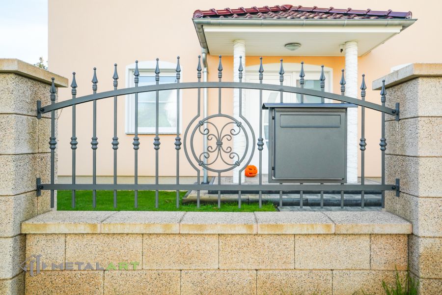 Schmuckzaun, Ornament im Zaun, Zaunprojekt, Schmiedezaun, Zaunanlage in Welle, Zaun Metal Art, Zäune aus Polen, Zaun Berlin, Zäune und Tore, klassische Zäune, Schmuckzäune, Gartenzaun